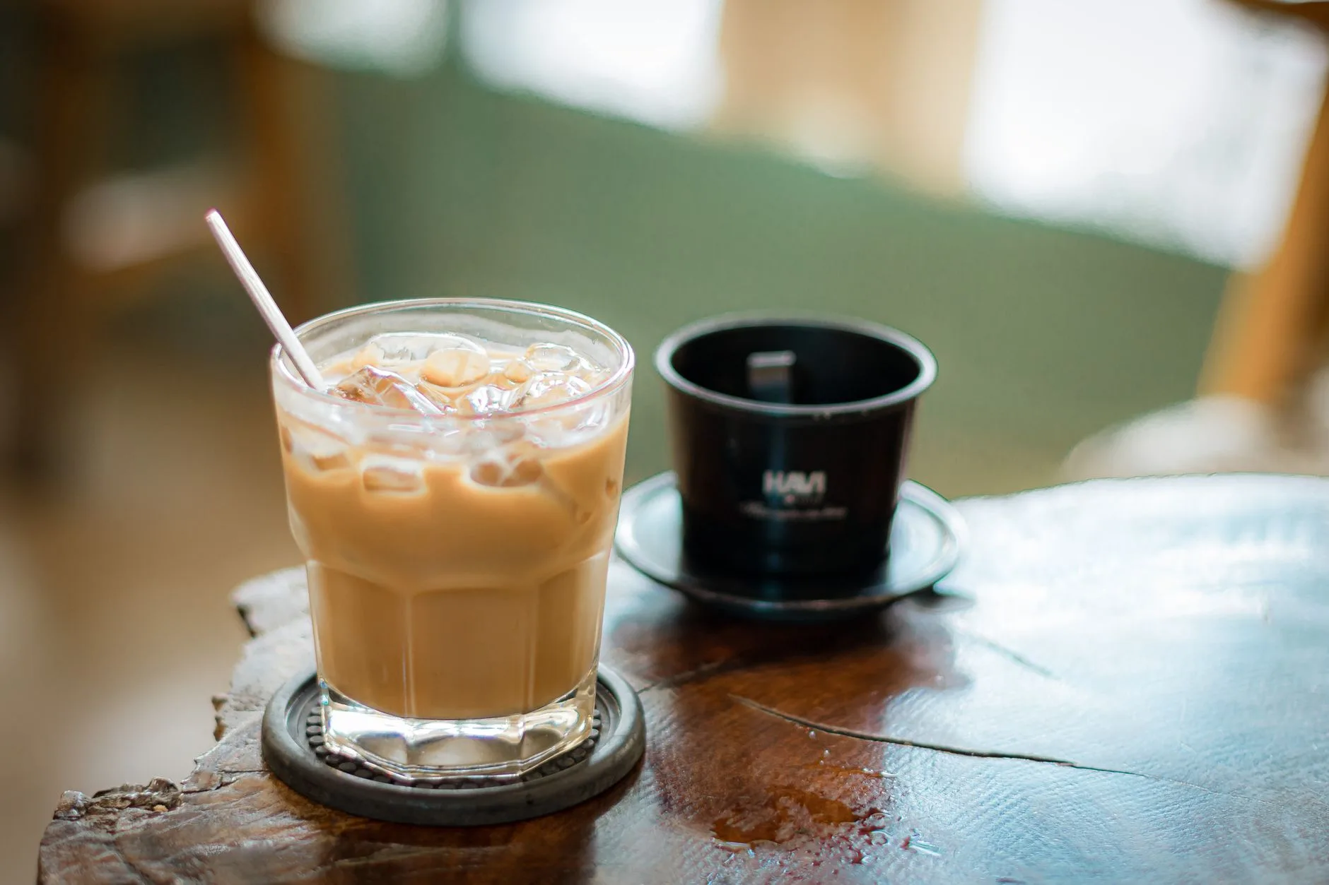 Café vietnamien servi avec un filtre phin dans un café du Vietnam
