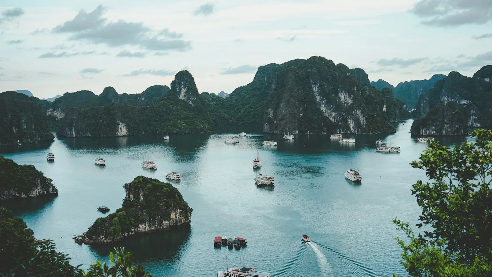 Bateaux sur l'eau au pied des collines au Vietnam