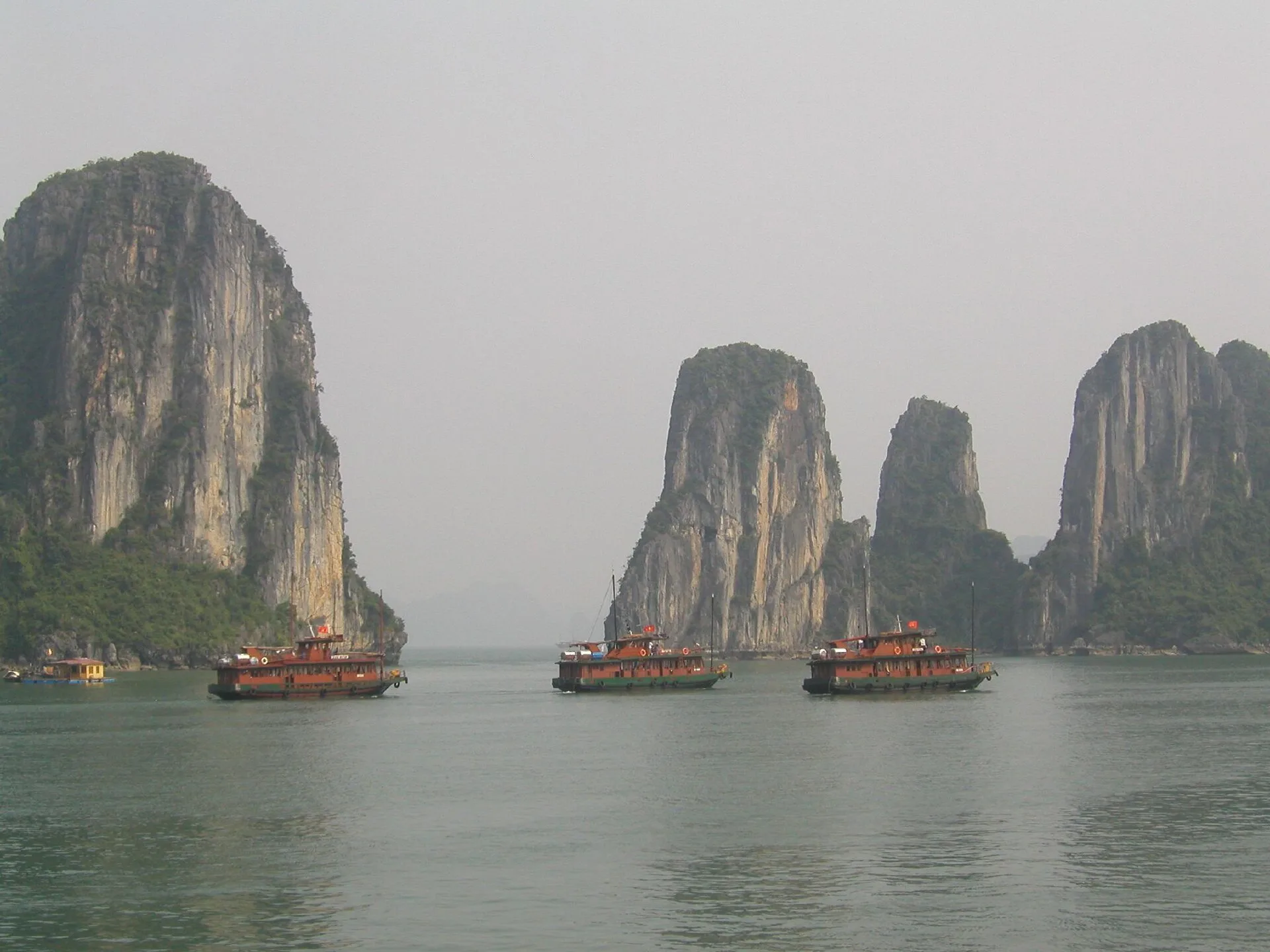 Îlots calcaires et jonques dans la baie d'Halong au Vietnam