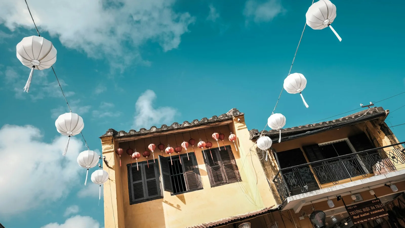 Façades jaunes et lanternes de la vieille ville de Hoi An